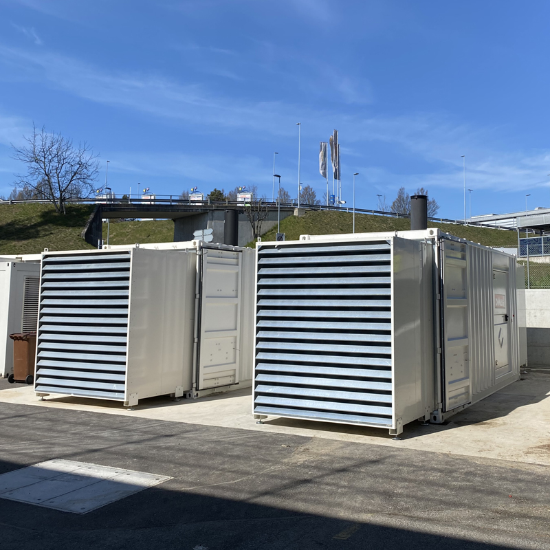 Des capots ou des conteneurs insonoris&eacute;s plac&eacute;s &agrave; l&rsquo;ext&eacute;rieur du b&acirc;timent